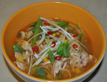 Тайский суп с лапшой и курицей